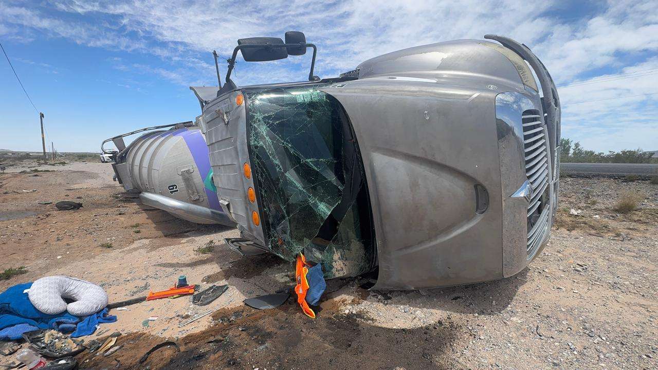 Se vuelca pipa con aguas residuales en el Kilómetro 30 de la Casas Grandes 