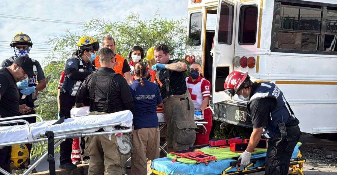 Deja 24 lesionados choque entre camión de maquila, tractocamión y un auto