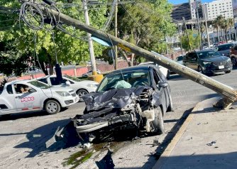 Derriban poste tras chocar por omitir luz roja en la Francisco Villa 