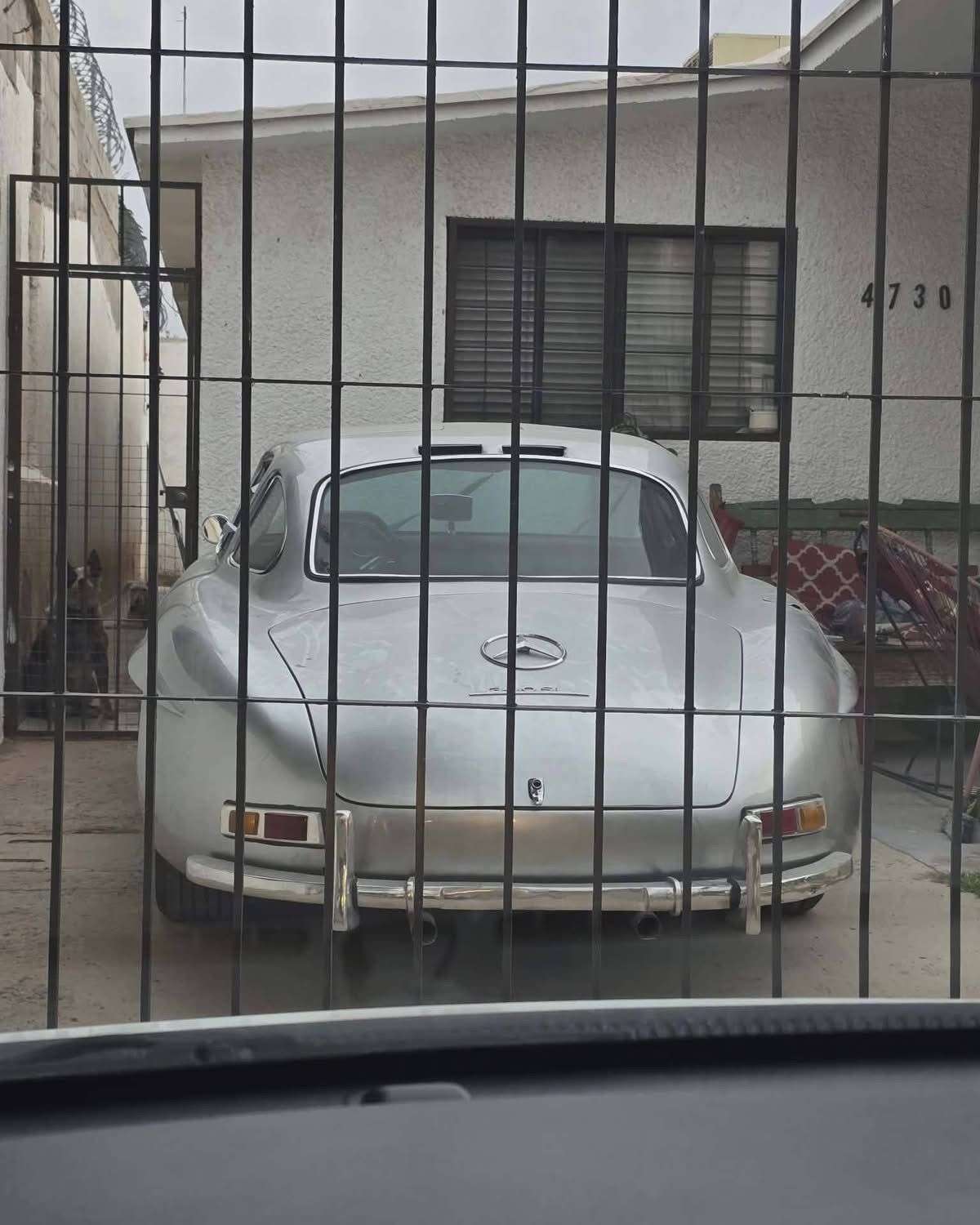 Captan exclusivo Mercedes Benz 300SL Gullwing en fraccionamiento
