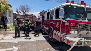 Se incendia lote baldío y alcanza 2 casas en la Lázaro Cárdenas