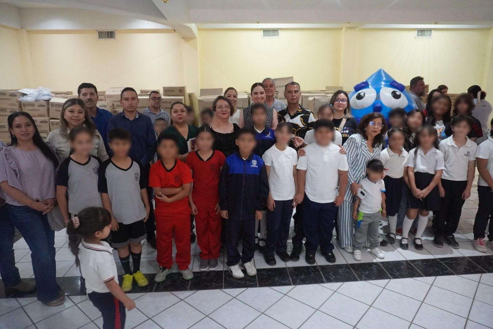 Entrega Yesenia Reyes útiles escolares a 41 escuelas de NCG