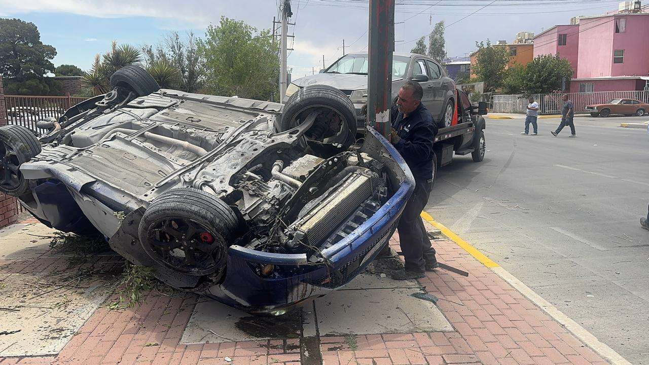 Conductor pierde el control de su auto y se vuelca frente a Rectoría de la UACJ