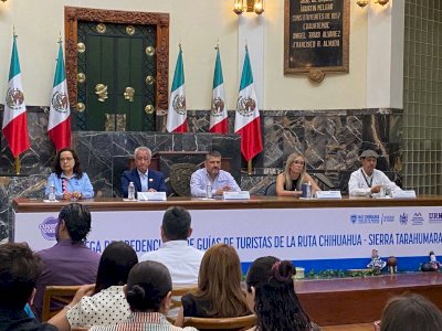 Entregan credenciales federales a 17 nuevos guías de turistas