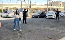 Bloquean la Teófilo Borunda en protesta por fraude de agencia Derive 