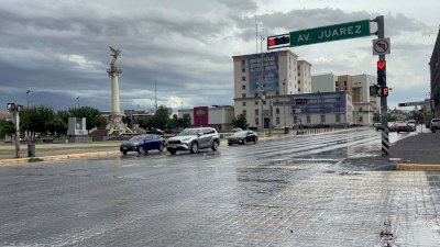 Sorprende llovizna y fuertes vientos al centro de la ciudad 
