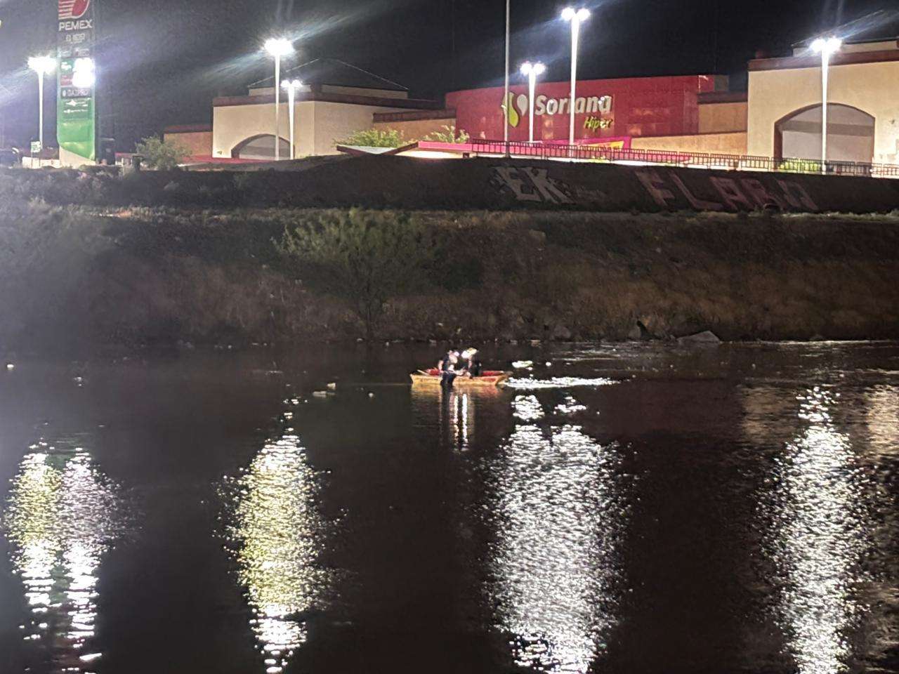 Rescatan con lancha a hombre de dique en el Eje Vial Juan Gabriel