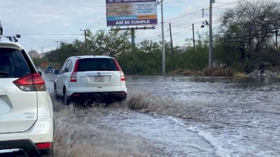 Se inunda la avenida Fuerza Aérea Mexicana por lluvias 