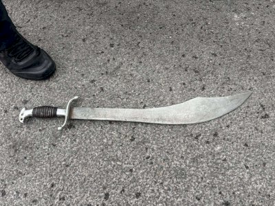 Detienen a dos con una espada robada en el Centro