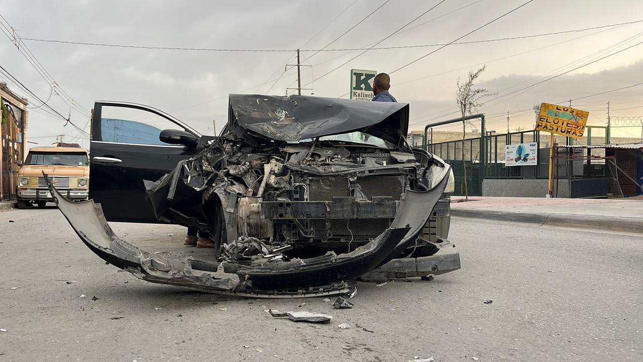 Choca camión contra auto en Las Aztecas; conductor queda inconsciente
