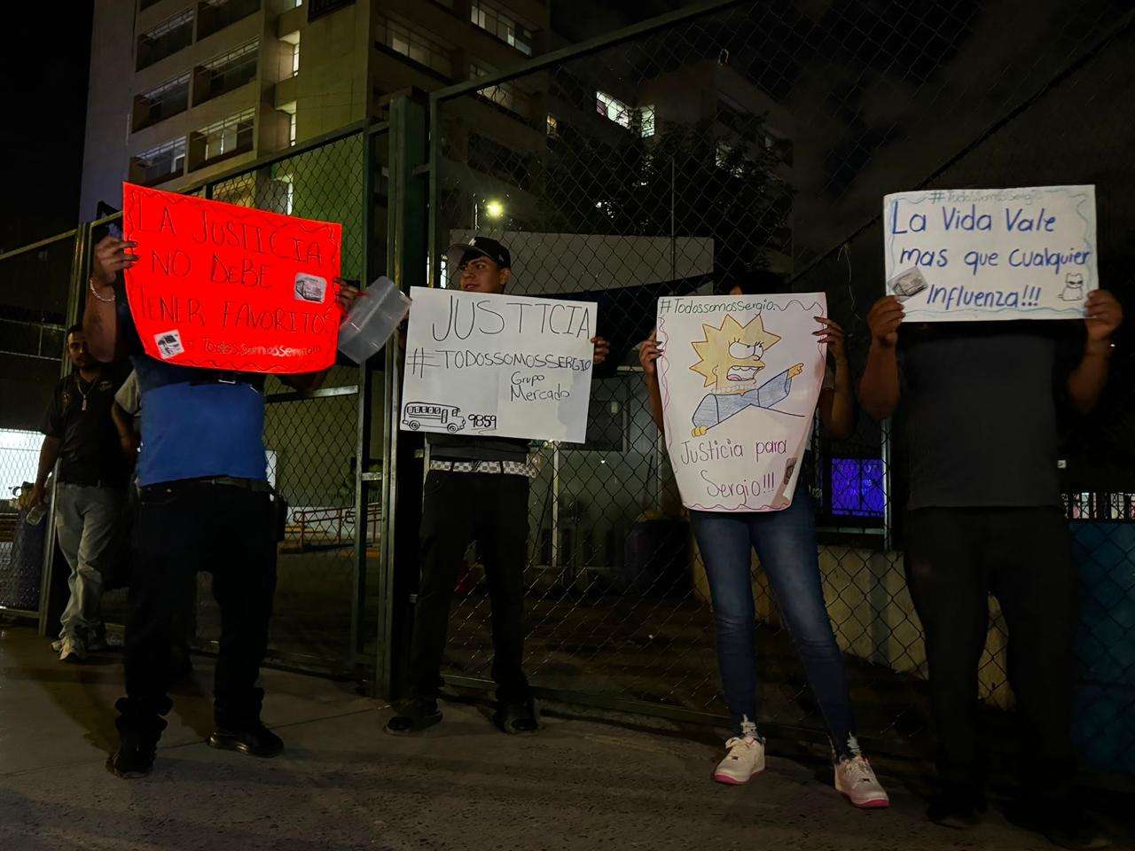 Con plantón afuera del IMSS exigen esclarecer peritaje de camionazo en Libramiento