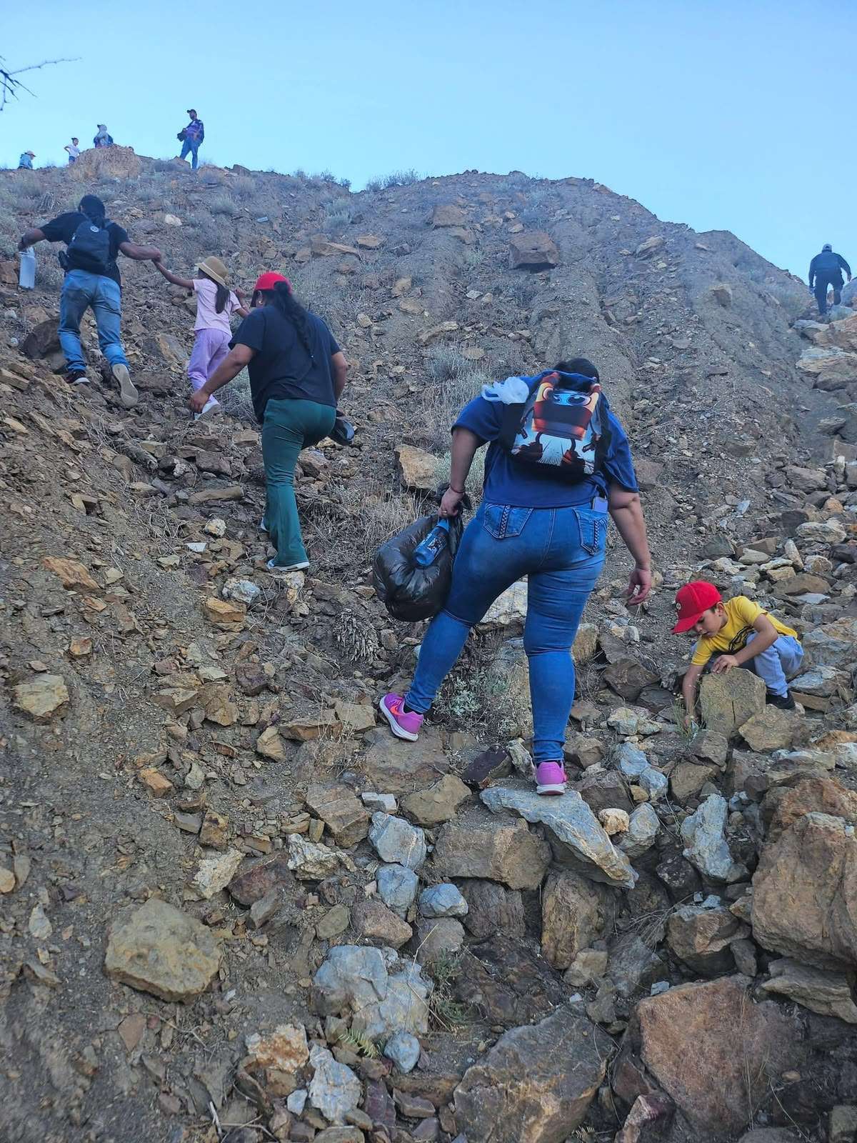 Limpian senderos integrantes del grupo comunitario Rayitos Juárez 