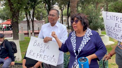 Protesta Rosa Lilia por falta de pago de bono docente en Plaza Hidalgo