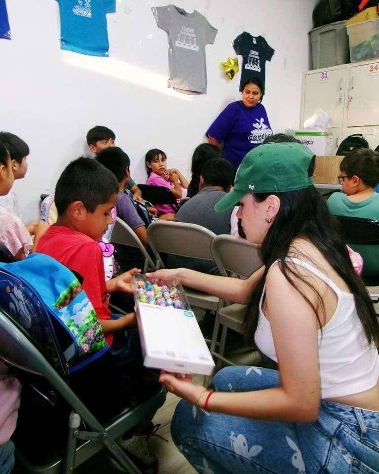 Llevan jóvenes útiles escolares y alimentos a comedor Casita de Milagros 