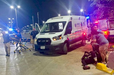 Deja fuerte choque a motociclista herido en la Nueva España 