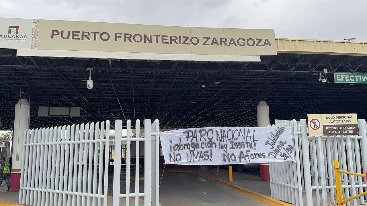 Protestan maestros en el puente Zaragoza
