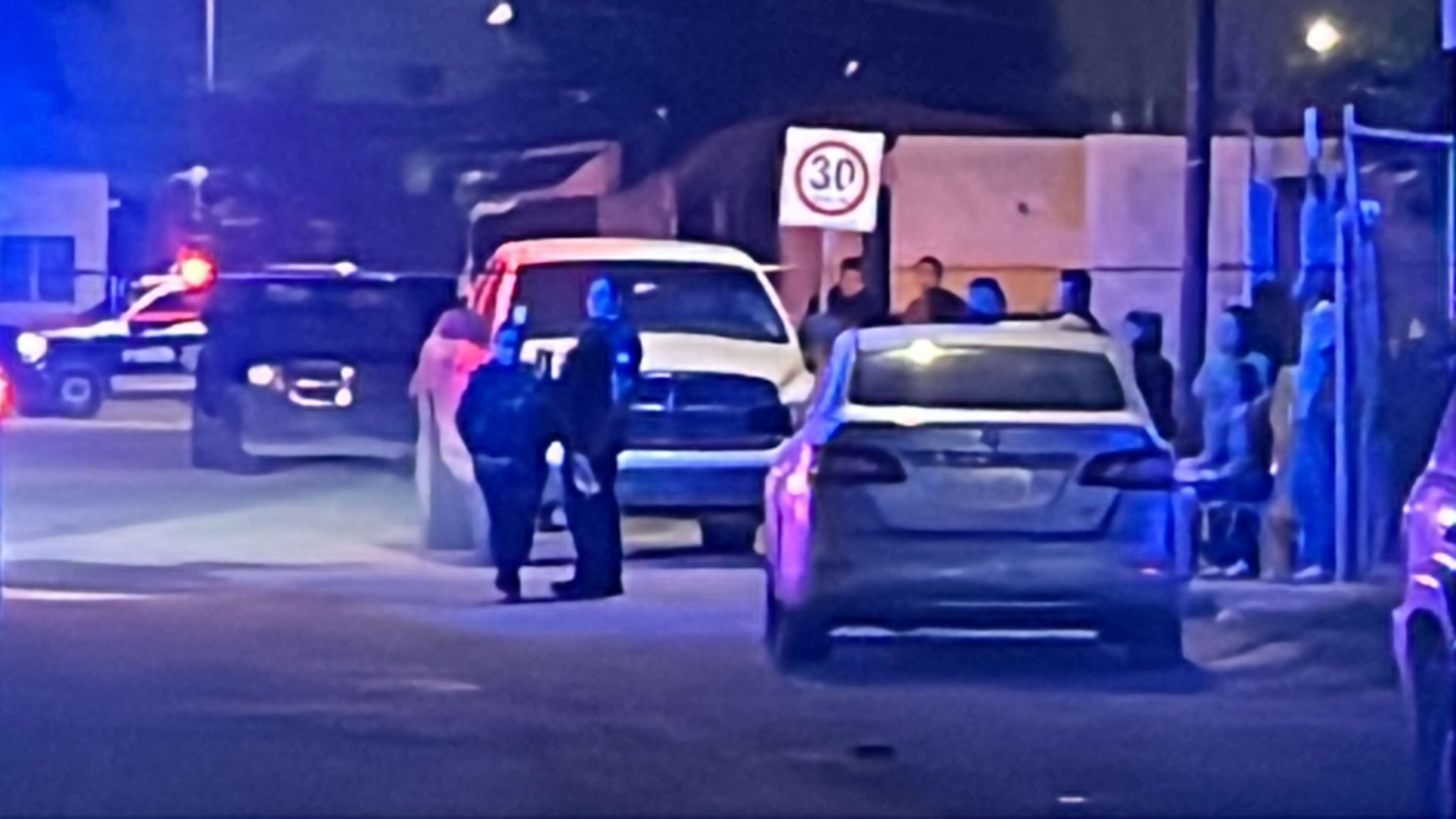 Sujetos armados atacan a hombre afuera de su hogar