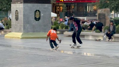Visitan familias la Plaza de Armas en la Capital