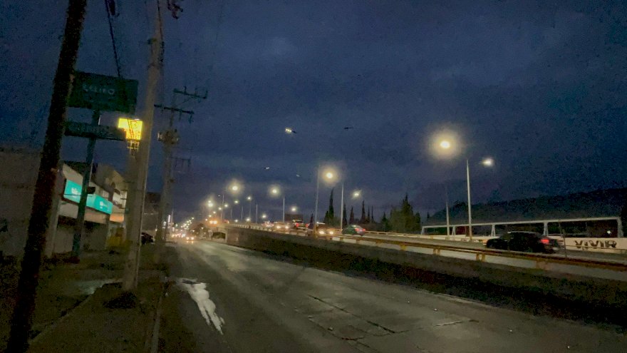 Parece un antro el alumbrado público de la Tecnológico 