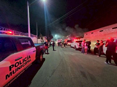 Rescatan policias a dos menores de un voraz incendio en la Villa