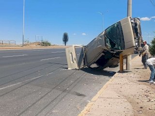 Se cuelga de poste como portero en el Periférico Francisco R Almada 