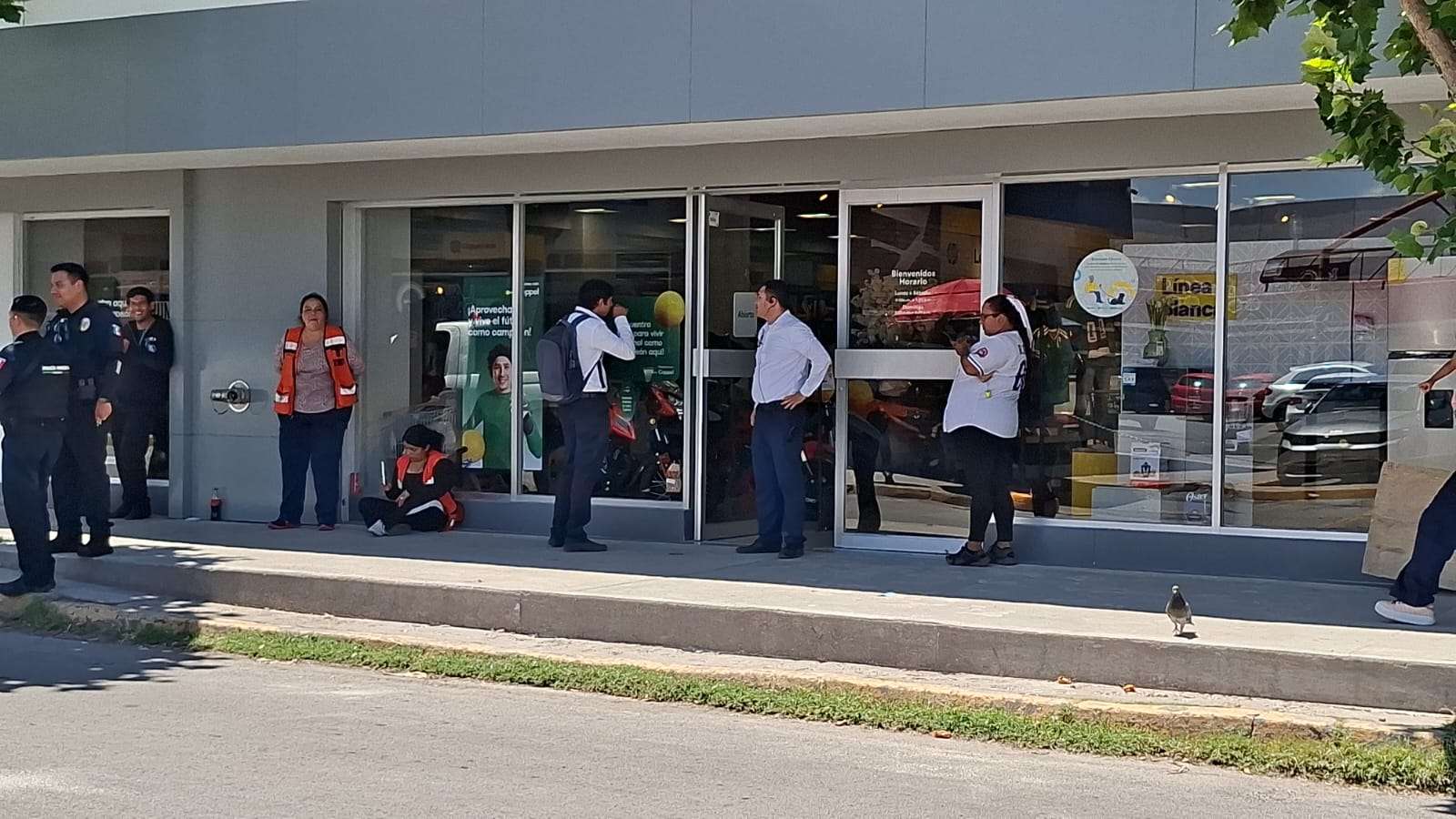 Desalojan Coppel de Plaza Vallarta por reporte de fuga de gas