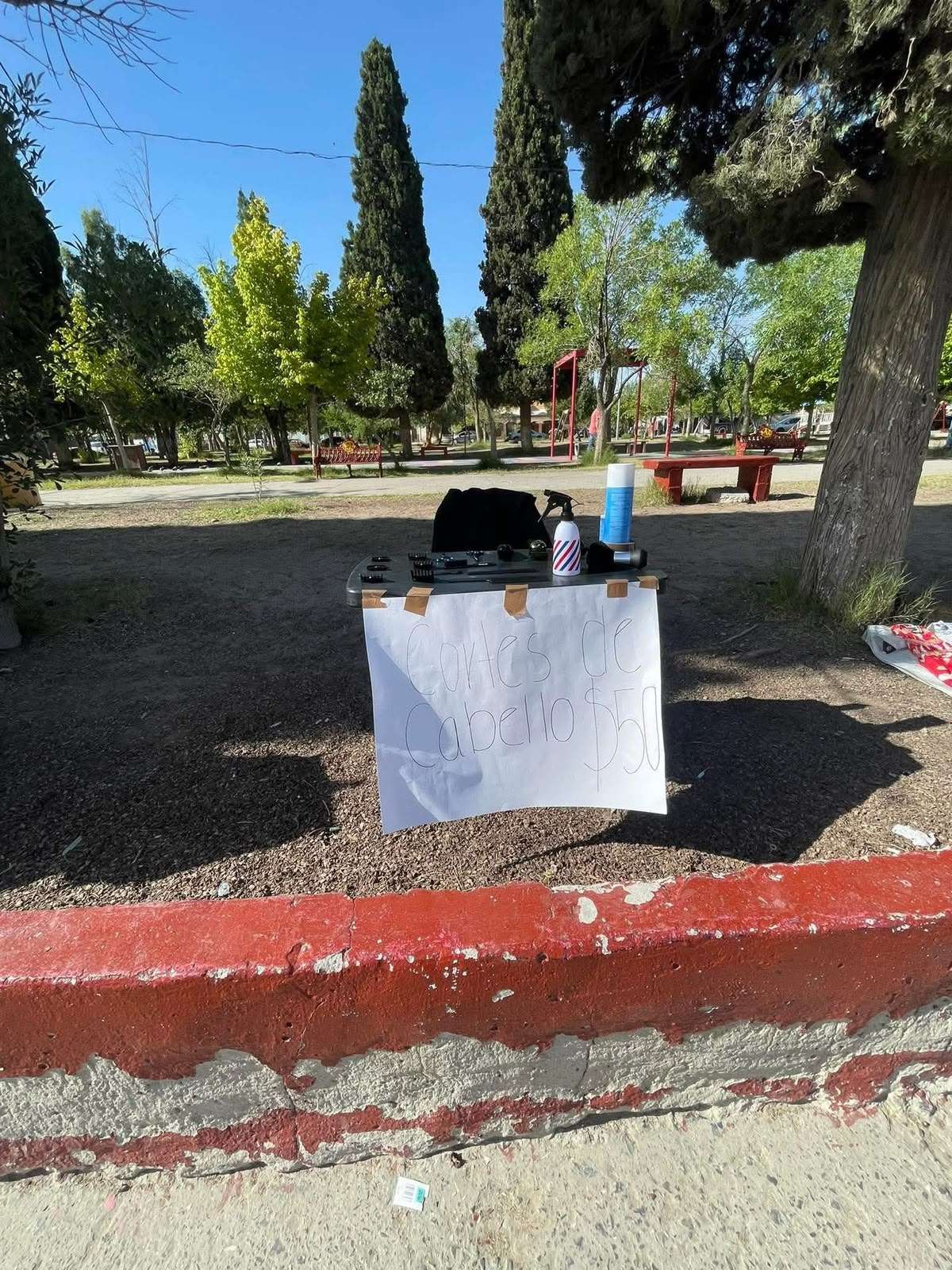 Con una mesa en el parque, joven busca cumplir su sueño de tener una barbería