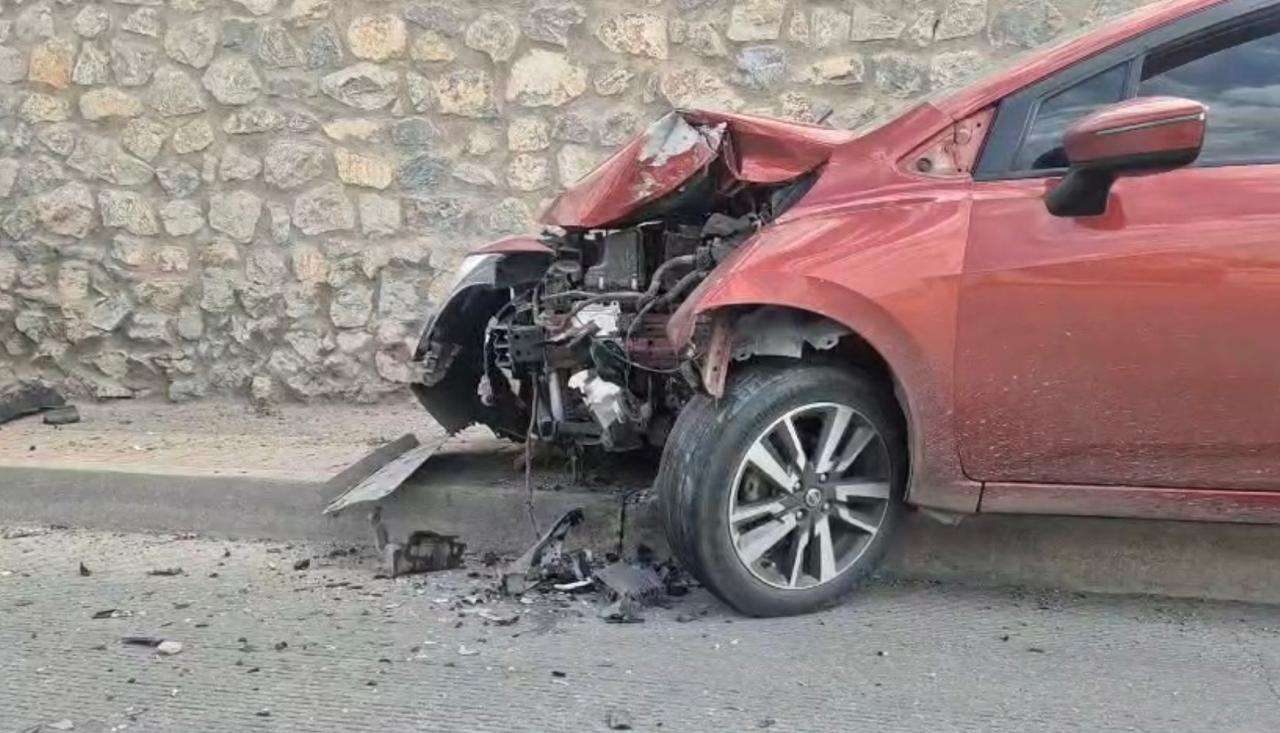 Choca contra poste tras maniobra para evitar otro vehículo en Teófilo Borunda