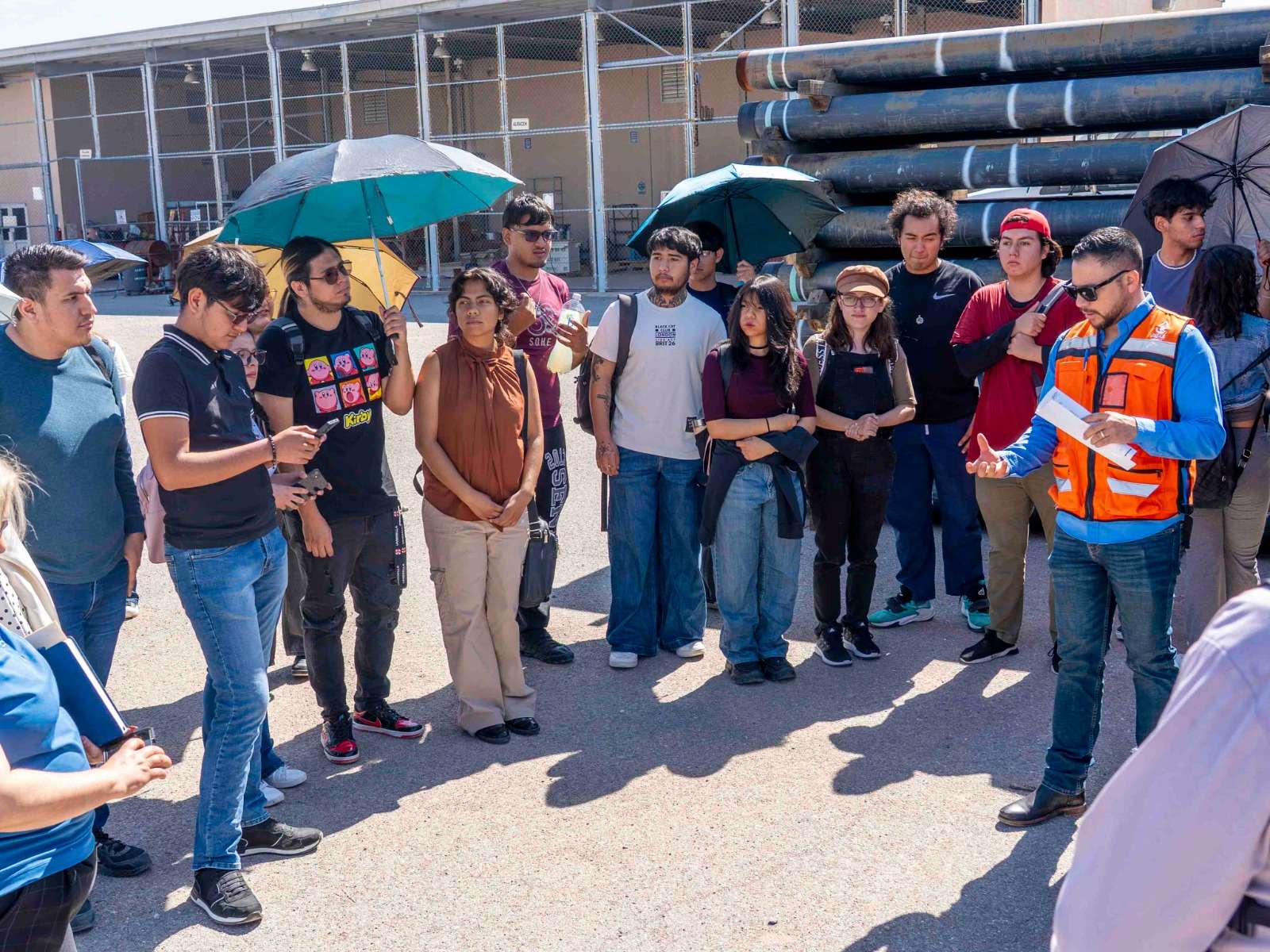 Visitan estudiante de UTCJ acueducto Conejos Médanos