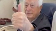 Increpan a Bartlett en vuelo a España: viajar tan cómodo en primera clase