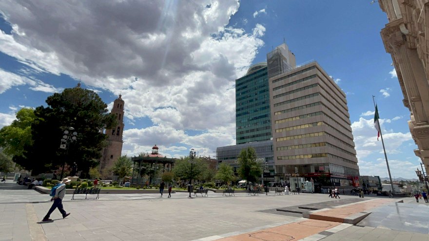 Buscan chihuahuenses refugio ante calorón de 35°C 