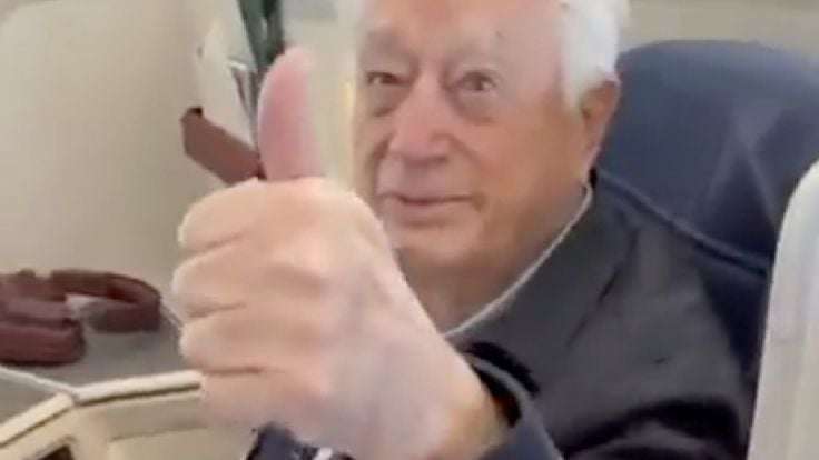 Increpan a Bartlett en vuelo a España: viajar tan cómodo en primera clase