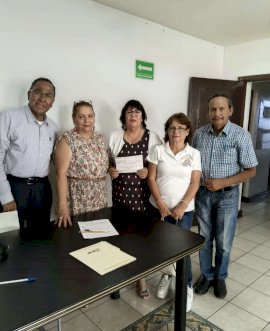 Entregan bono docente retenido a la maestra Rosa Lilia Cardona 