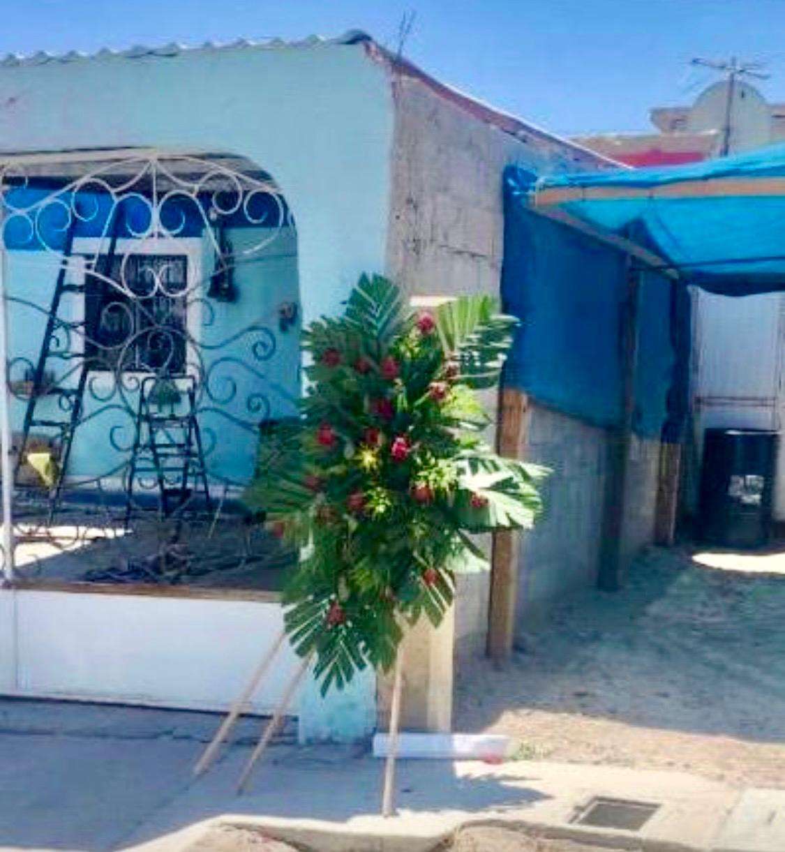 Dejan corona fúnebre con mensaje amenazante en casa del suroriente 