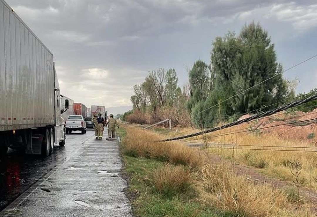 Dejan lluvias y fuertes vientos sin luz a todo Julimes