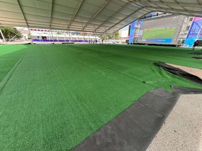 Instalan pasto sintético y zona de comida para el Fan Fest