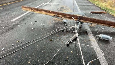 Derriba temporal postes sobre carretera en Meoqui