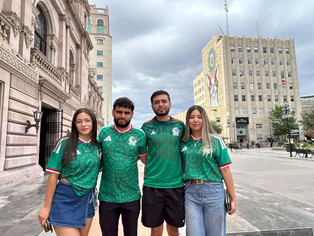 Se visten chihuahuenses de tricolor en el debut de México en el Mundial 