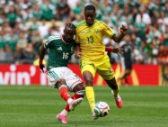 Se queda Sudáfrica con 10 por detener a Brian con falta