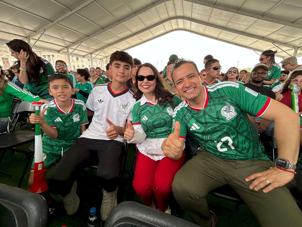 Apoya Marco Bonilla y Karina Olivas a la selección mexicana en el Ángel 