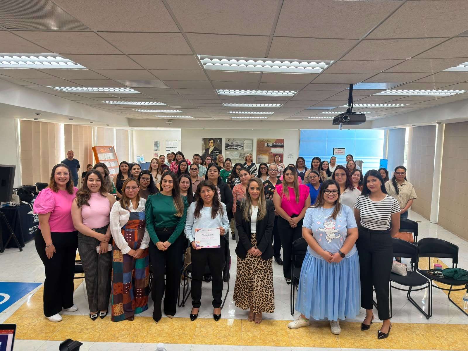 Imparten conferencia sobre memoria y compromiso frente al feminicidio