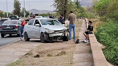 Deja choque en la Vialidad Sacramento un vehículo destrozado