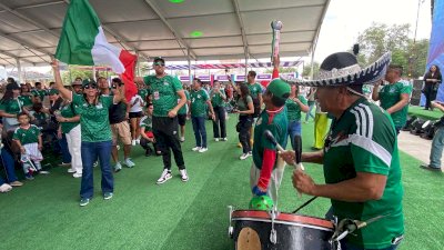 Anima batucada a la afición en el domo del Fan Fest mundialista