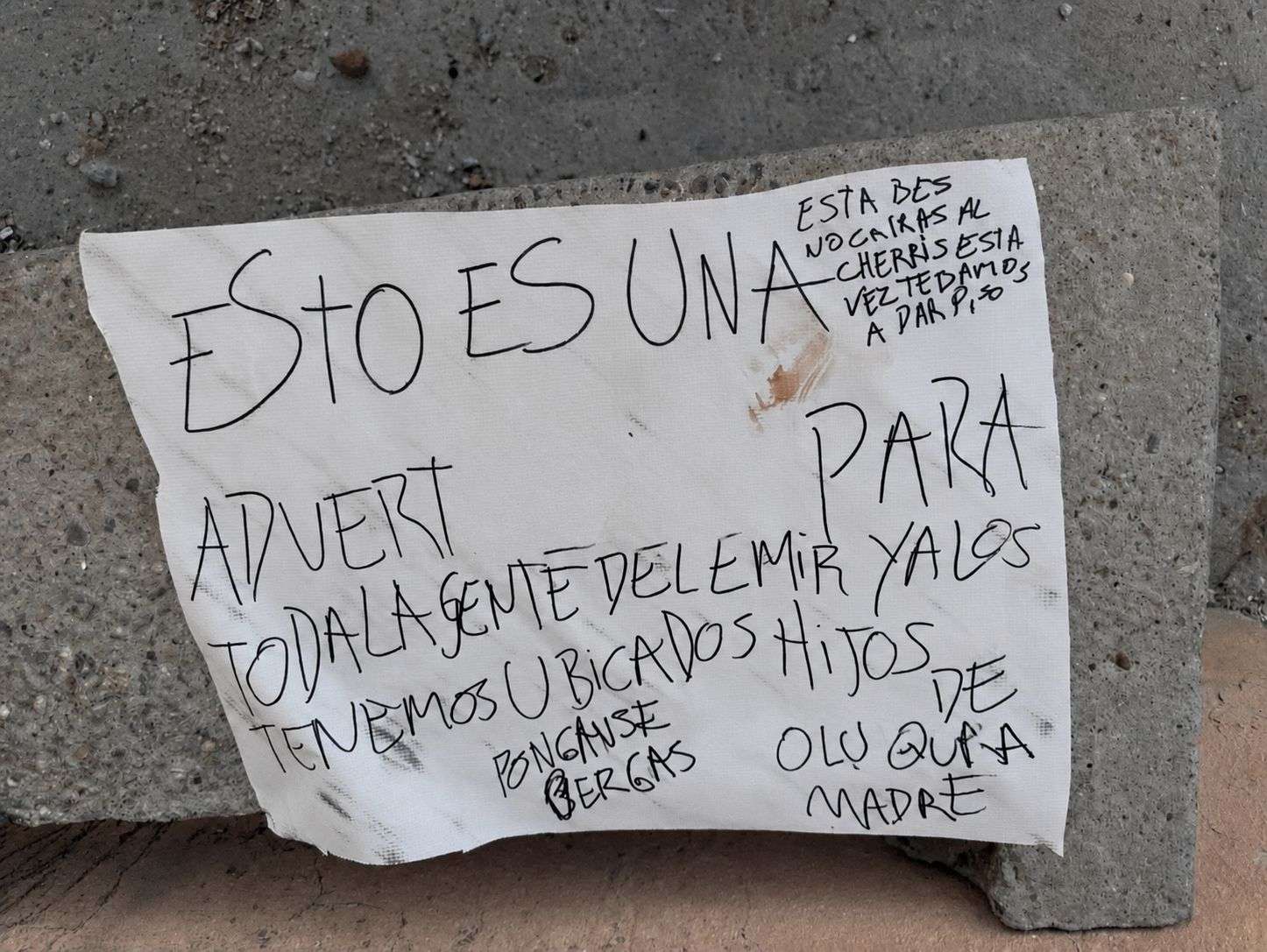 Dejan cartulina con mensaje amenazante en Eco 2000