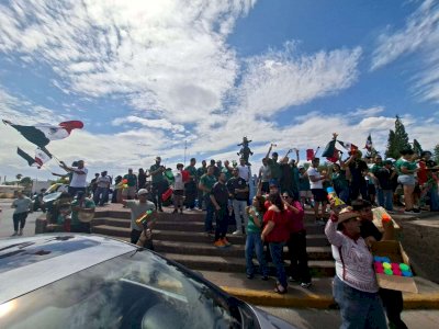 Celebran aficionados triunfo de México en la glorieta de Pancho Villa 