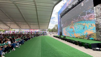 Viven aquí más de mil aficionados el arranque del Mundial
