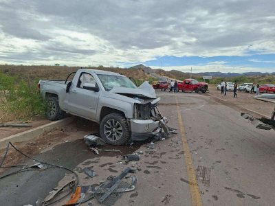 Deja 2 lesionados choque frontal en la carretera a Cuauhtémoc