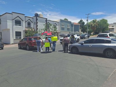 Protestan vecinos de Cumbres III por retiro de plumas automatizadas