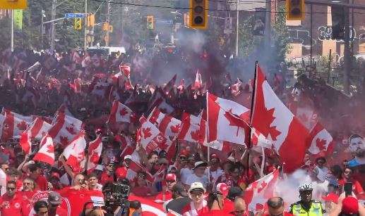 Toman miles de canadienses las calles de Toronto por el Mundial