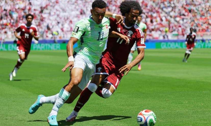 Tarjeta amarilla para Gaber por manotazo sobre jugador suizo